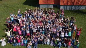 Viele Kinder haben Spaß und feiern zusammen Kindergottesdienst.